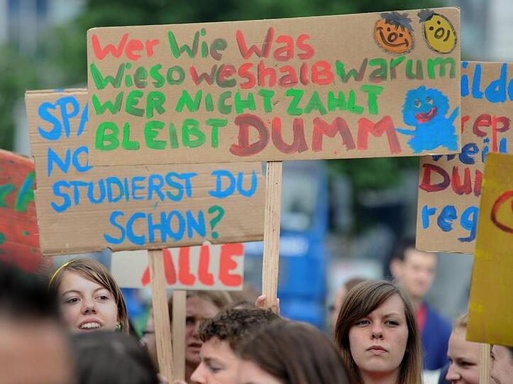 Mit selbstgemalten Protestplakaten beteiligen sich diese Schülerinnen an einer Protestkundgebung.