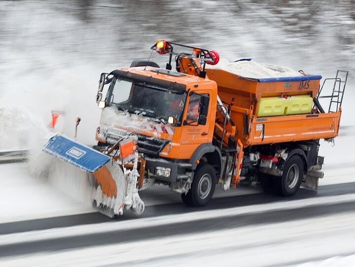 Räumfahrzeug auf der zugeschneiten Autobahn