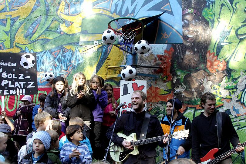 Die Sportfreunde Stiller geben ein Konzert auf dem Bolzplatz für den Sportplatz - Die Bilder