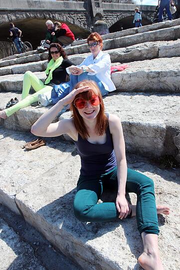 Anna aus Schweden genießt die warme Frühlingssonne an der kühlen Isar.