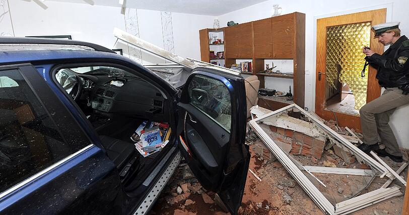 Auto und Wohnzimmer sind völlig demoliert. Das Haus muss von der Feuerwehr abgestützt werden. Die Bilder vom kuriosen Crash.