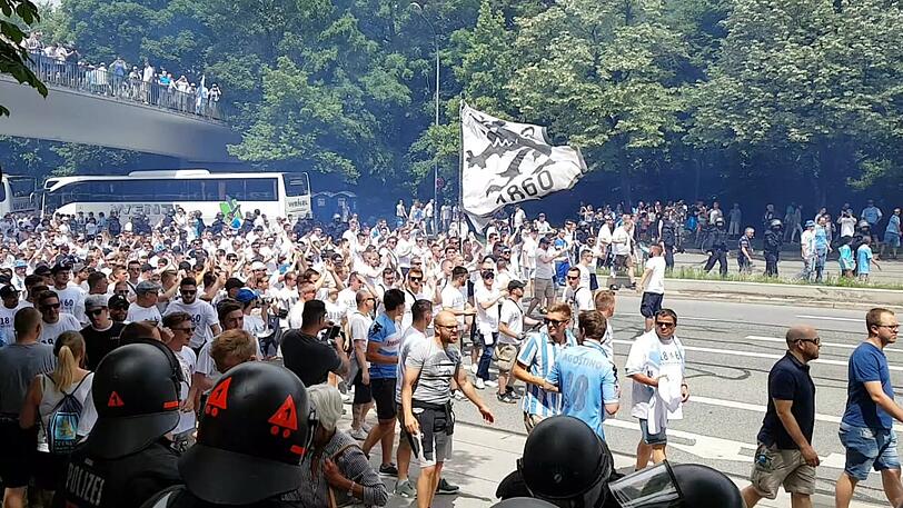 Auf geht&rsquo;s zum Grünwalder: Die Löwen-Anhänger bei ihrem Fanmarsch in Richtung Stadion.