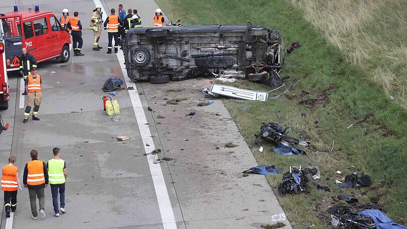Vier Motorradfahrer wurden bei dem schweren Verkehrsunfall zwischen Bad Lobenstein und Schleiz im Südosten Thüringens getötet.