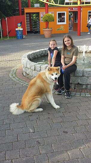 Die Schwestern Annete und Annika (r.) mit ihrem geliebten Freund Hachiko. Jetzt ist der Hund tot.