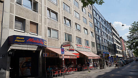 An dieser Stelle soll ein neues, großes Hotel entstehen. Die Bestandsgebäude werden dann abgerissen.