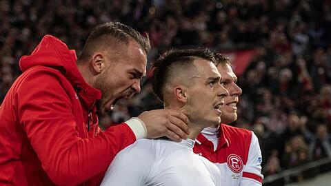 Düsseldorfs Erik Thommy (M) jubelt mit Florian Kastenmeier (l) und Rouwen Hennings über seinen Treffer zum 2:1.