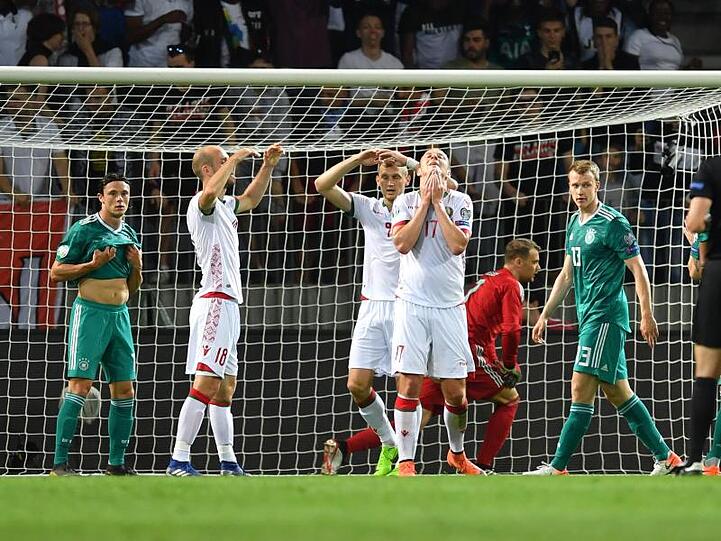 Die weißrussischen Spieler sind nach einer vergebenen Torchance enttäuscht.