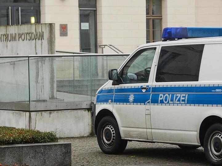 Polizeiwagen in Potsdam. Einem 58-Jährigen wird vorgeworfen, eine sechsjähriges Mädchen entführt und sexuell missbraucht zu haben.