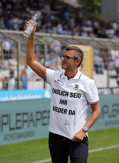 Grüßt die Fans: Sechzig-Trainer Michael Köllner. Grüßt die Fans: Sechzig-Trainer Michael Köllner.