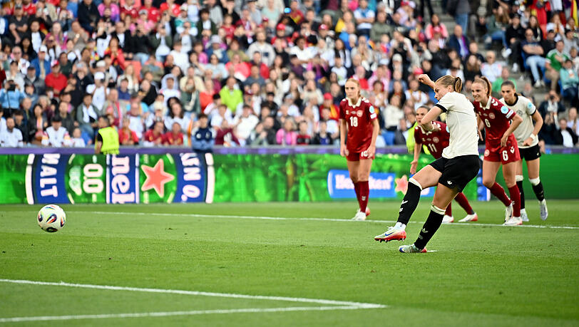 Deutschlands Sjoeke Nüsken (r) erzielt per Elfmeter das Tor zum 1:1. Deutschlands Sjoeke Nüsken (r) erzielt per Elfmeter das Tor zum 1:1.