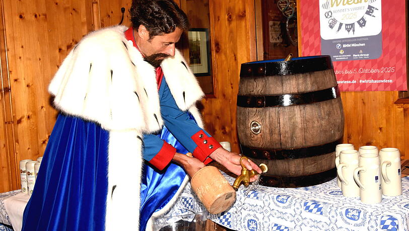 Bei der Pressekonferenz zur Wirtshaus-Wiesn 2025 zapft Josef Daser in der Rolle des Kini das Bierfass an. Ab dem 20. September geht es neben der großen Wiesn auch los mit der Innenstadt-Wiesn.
