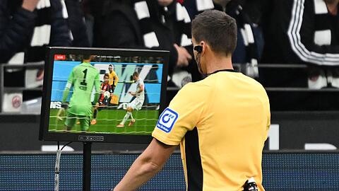 Schiedsrichter Daniel Siebert überprüft den vermeintlichen Ausgleich von Eintracht Frankfurt.