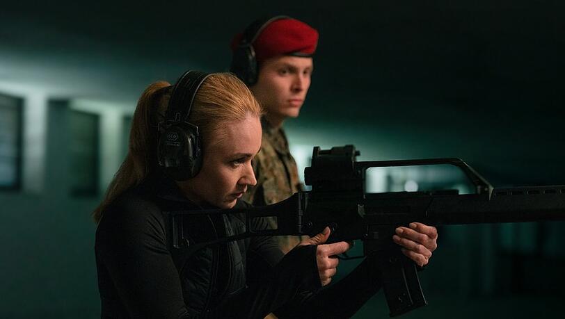 "Sarah Kohr: Im Schatten": Sarah Kohr (Lisa Maria Potthoff) am Schießstand im Beisein von Feldjäger Patrick Beikamp (Elmo Anton Stratz). "Sarah Kohr: Im Schatten": Sarah Kohr (Lisa Maria Potthoff) am Schießstand im Beisein von Feldjäger Patrick Beikamp (Elmo Anton Stratz).