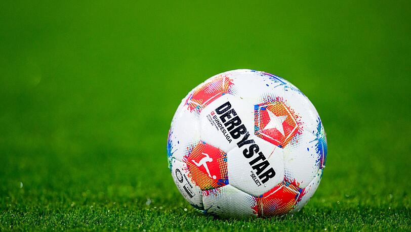 Ein Fu&szlig;ball liegt auf dem Rasen. (Symbolbild)