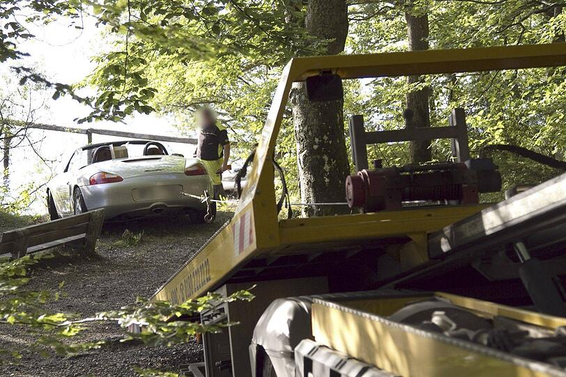 Sommer und Sonne am Starnberger See: Da ging auch ein Porsche Boxter Cabrio am Dienstag baden. Nachdem das Fahrzeug aus unbekannter Ursache ins Wasser gerollt war, musste es vom Abschleppdienst geborgen werden.