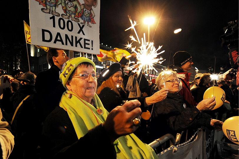 Stuttgart 21: Gegner protestieren nach der Volksabstimmung am Sonntag vor dem Stuttgarter Hauptbahnhof - die Bilder.