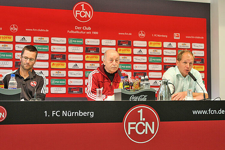 Club-Coach Michael Wiesinger (links) kennt den Interimstrainer der SpVgg Greuther Fürth, Ludwig Preis (rechts), als Übungsleiter des SC Eltersdorf: Hier die Pressekonferenz nach dem ersten Spieltag der Regionalliga Bayern.