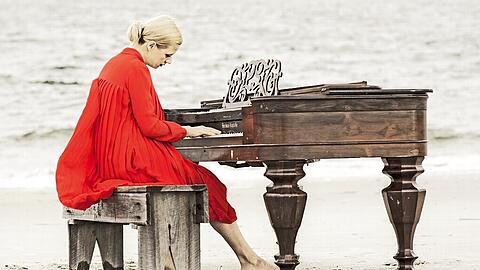 Für ihr soeben erschienenes Album mit Werken des britischen Minimalisten und Filmkomponisten Michael Nyman posierte Valentina Lisitsa an einer Meeresküste.