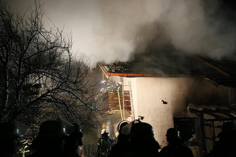 Das Haus in Pittenhart stand in den Abendstunden im Flammen.