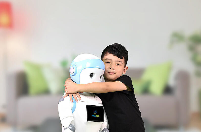 "iPal" ist ein künstlicher Freund und Spielgefährte. Der Roboter ist so groß wie ein sechsjähriges Kind. Er kann singen und tanzen, Geschichten vorlesen und spielen. Durch Gesichtserkennung und automatisches Lernen wird er mit der Zeit immer schlauer, erinnert Vorlieben und Interessen des Kindes.