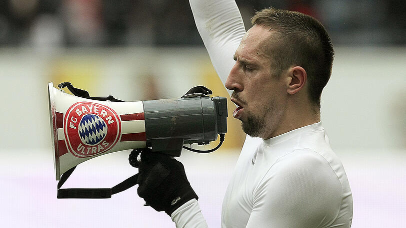 6. April 2013: Ribéry feiert gemeinsam mit den Bayern-Fans den 1:0-Sieg bei Eintracht Frankfurt.