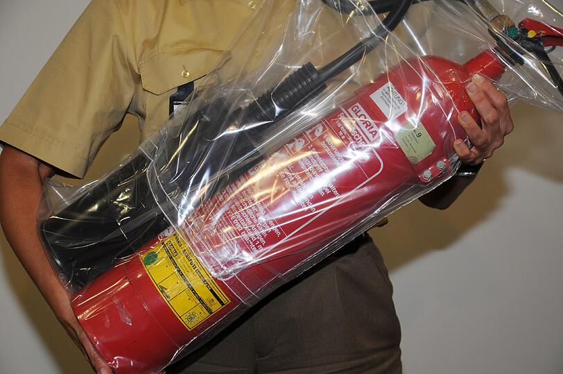 Drei dieser Feuerlöscher riss der Täter von der Wand.