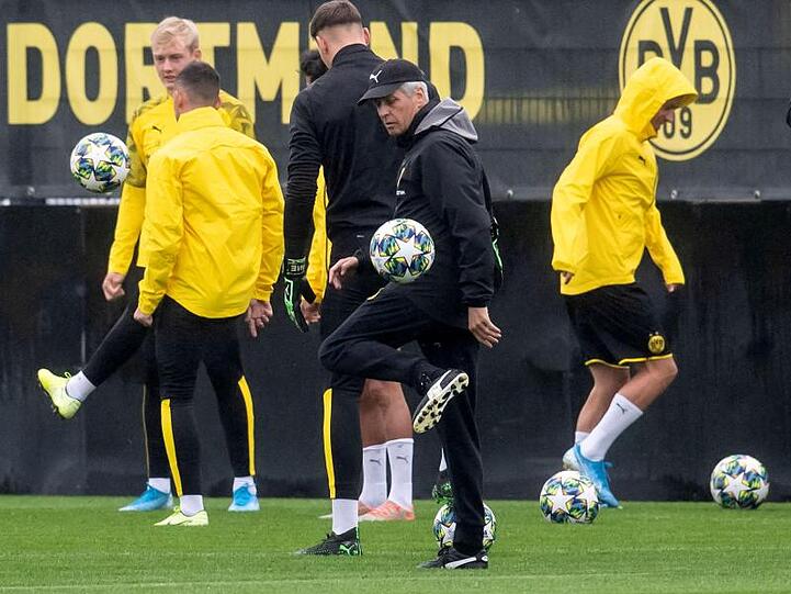 Trainer Lucien Favre (vorn) nimmt am Abschlusstraining teil. Der BVB rechnet sich durchaus Chancen gegen den FC Barcelona aus.