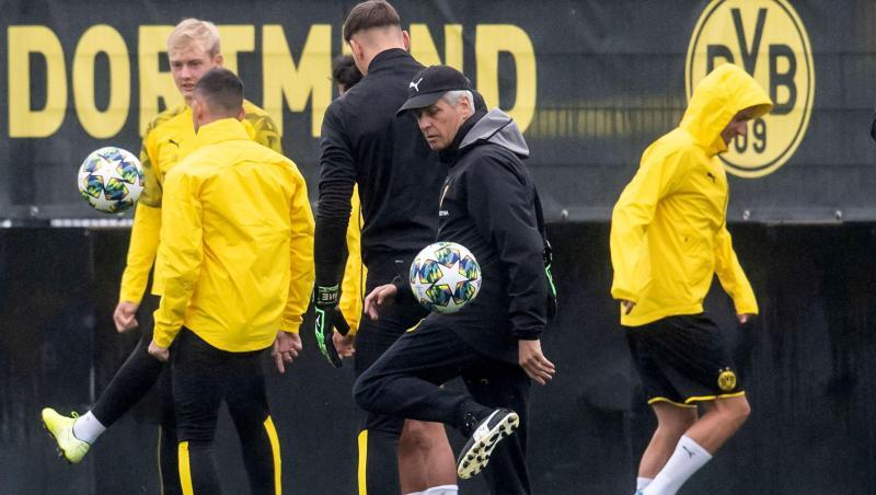 Trainer Lucien Favre (vorn) nimmt am Abschlusstraining teil. Der BVB rechnet sich durchaus Chancen gegen den FC Barcelona aus. Trainer Lucien Favre (vorn) nimmt am Abschlusstraining teil. Der BVB rechnet sich durchaus Chancen gegen den FC Barcelona aus.