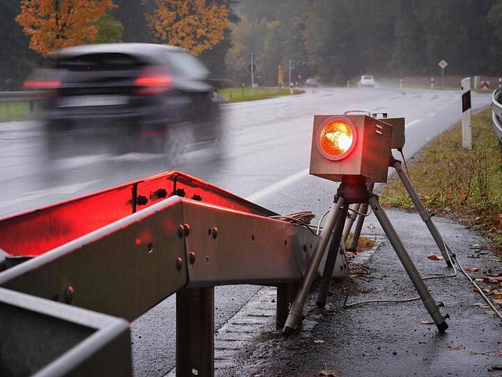 Ein mobiles Blitzgerät (Symbolbild).