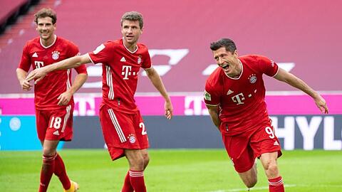 FC Bayerns Doppel-Torschütze Robert Lewandowski (r), Leon Goretzka (l) und Thomas Müller jubeln über den Treffer zum 2:0.