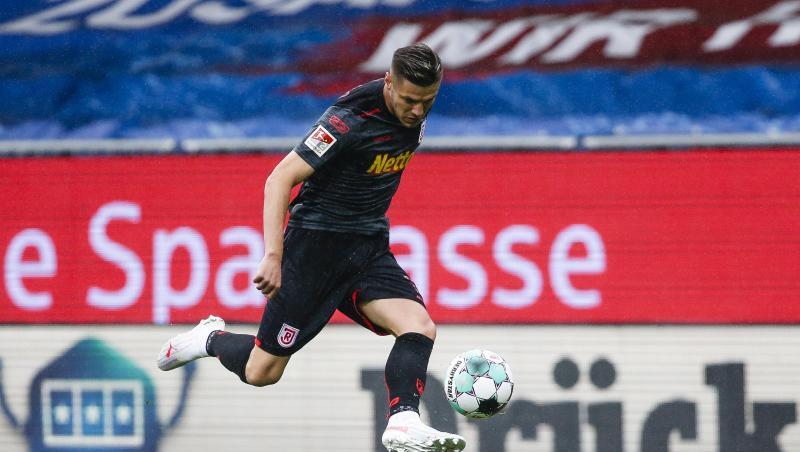 Regensburgs Erik Wekesser spielt den Ball.