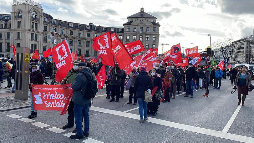 Laut Polizeisprecher Andreas Franken bewegen sich rund 1.000 Demonstranten durch die Stadt.