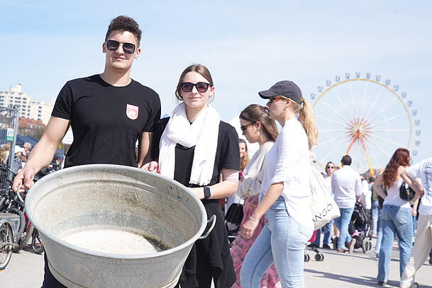 Benny Stangl und Patricia Bayern haben 35 Euro für eine Zinkwanne ausgegeben, in die Blumen und Kräuter gepflanzt werden sollen.
