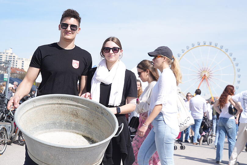 Benny Stangl und Patricia Bayern haben 35 Euro für eine Zinkwanne ausgegeben, in die Blumen und Kräuter gepflanzt werden sollen.