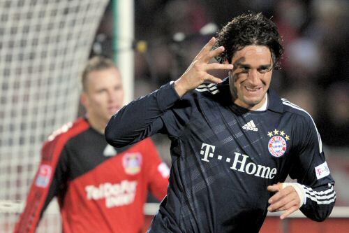Luca Toni (r.) dreht nach dem 1:0 jubelnd ab