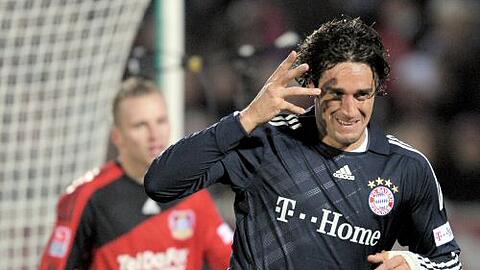 Luca Toni (r.) dreht nach dem 1:0 jubelnd ab
