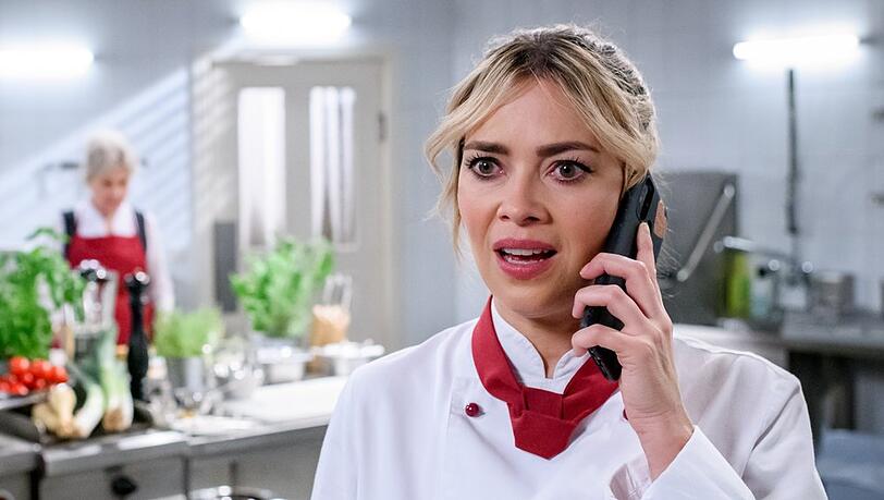 "Sturm der Liebe": Greta ist betroffen, als sie erfährt, dass vielleicht ihr Essen schuld an Maxis Zusammenbruch ist.