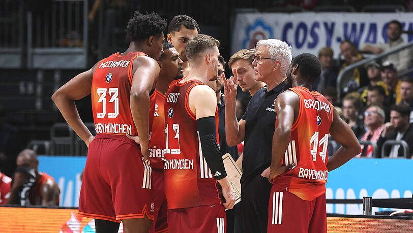 Trainer Gordon Herbert redet mit seinen Spielern, mit denen er zum Jahresende auf große Europa-Tour geht.