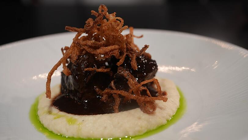 Boeuf Bourguignon &ndash; geschmorte Backe, Sellerie, R&ouml;stzwiebel.