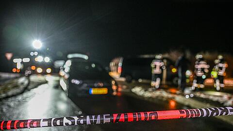 Nach den ersten Erkenntnissen der Polizei schoss der Beifahrer drei- bis f&uuml;nfmal aus dem Fluchtauto und traf mindestens einmal einen SEK-Wagen.