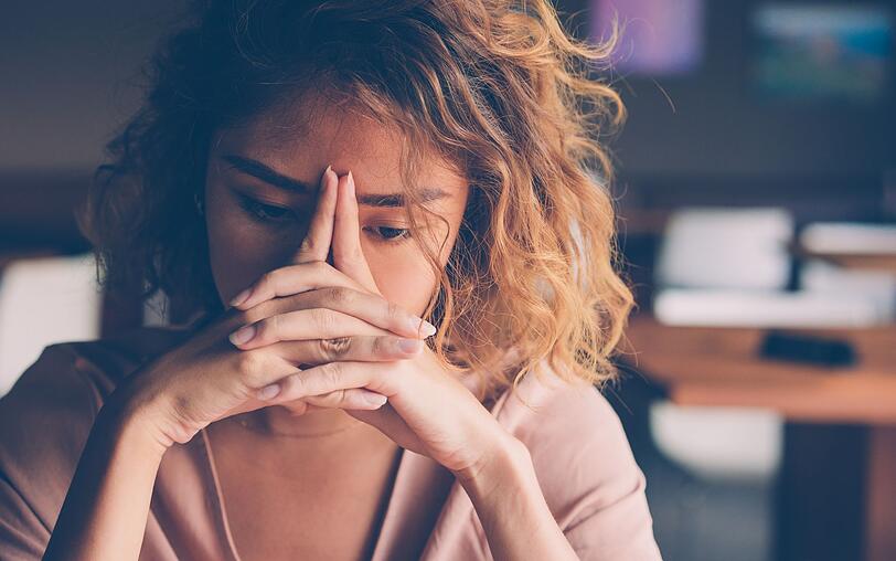 Vielleicht fragen Sie sich jetzt, wie Sie es eigentlich merken, wenn Ihre innere Uhr aus dem Takt ger&auml;t. Daf&uuml;r gibt es verschiedene Anzeichen: Wenn Sie sich dauerhaft m&uuml;de oder gar depressiv f&uuml;hlen, k&ouml;nnte dies ein Anzeichen sein. Das Gleiche gilt f&uuml;r st&auml;ndige Hei&szlig;hungerattacken. Das beste Heilmittel ist: Raus an die frische Luft gehen sowie regelm&auml;&szlig;ig zu essen und zu schlafen.