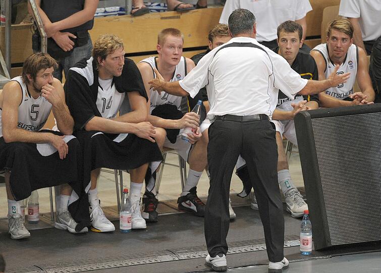 Von links: Joe Herber, Dirk Nowitzki und die Bayern: Robin Benzing, Trainer Dirk Bauermann, Philipp Schwethelm und Steffen Hamann.