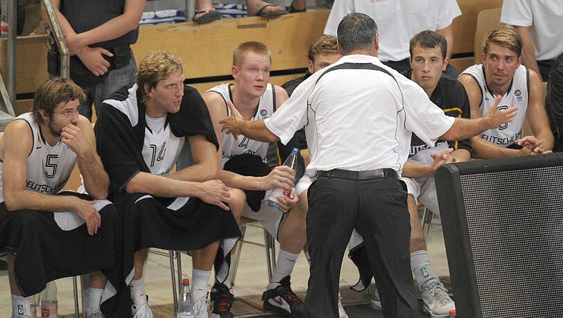 Von links: Joe Herber, Dirk Nowitzki und die Bayern: Robin Benzing, Trainer Dirk Bauermann, Philipp Schwethelm und Steffen Hamann. Von links: Joe Herber, Dirk Nowitzki und die Bayern: Robin Benzing, Trainer Dirk Bauermann, Philipp Schwethelm und Steffen Hamann.