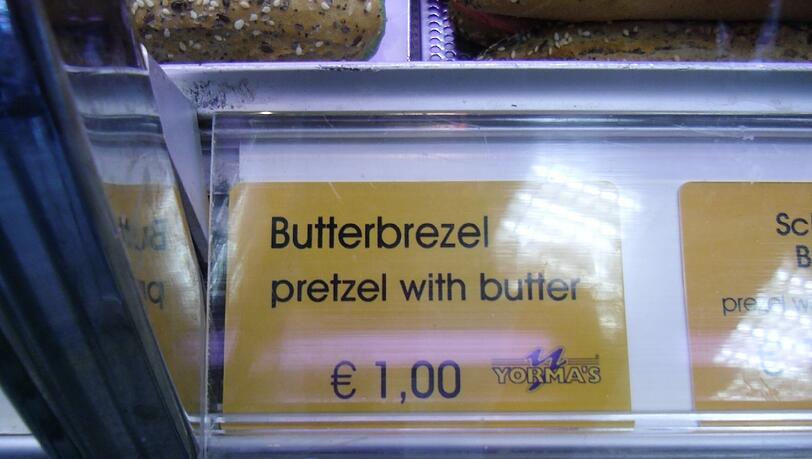 Sieht irgendwie seltsam aus: Bei Yorma's am Hauptbahnhof gibt es "Butterbrezel". Sieht irgendwie seltsam aus: Bei Yorma's am Hauptbahnhof gibt es "Butterbrezel".