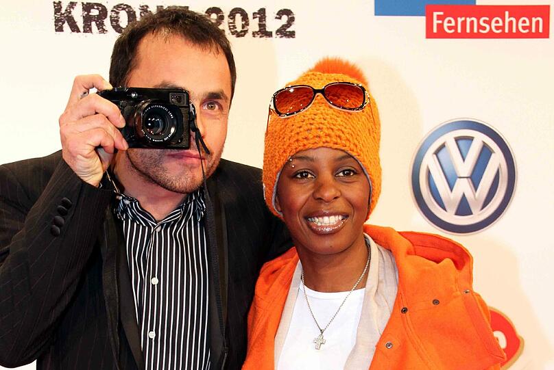 Die Moderatorin Shary Reeves und ihre Begleitung.