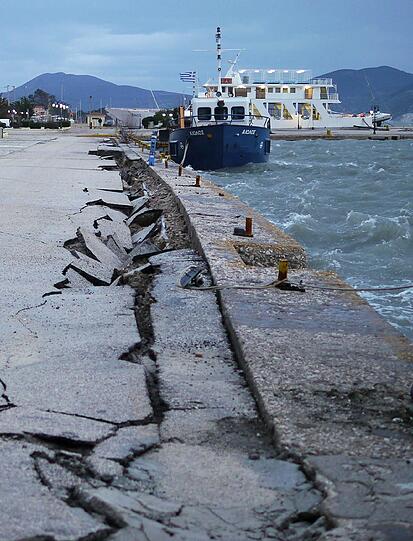 Nach mehreren Erdbeben sind Gebäude und Straßen auf der griechischen Insel Kefalonia stark beschädigt.