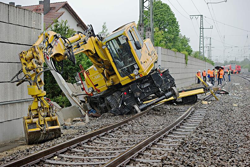 Eine S-Bahn ist in Olching gegen einen Bagger bzw. gegen eine Baggerschaufel gekracht: Die Bilder vom Unfall und vom Verkehrschaos.