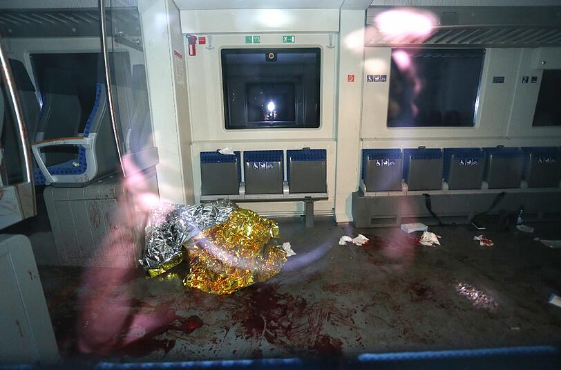 Nach der Axt-Attacke ist der Waggonboden blutverschmiert, blutige Tücher und eine Rettungsdecke liegen herum.