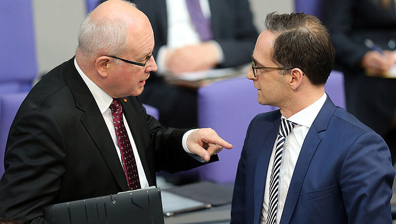 Volker Kauder und Heiko Maas sind sich über die politische Ausrichtung der AfD einig. Volker Kauder und Heiko Maas sind sich über die politische Ausrichtung der AfD einig.
