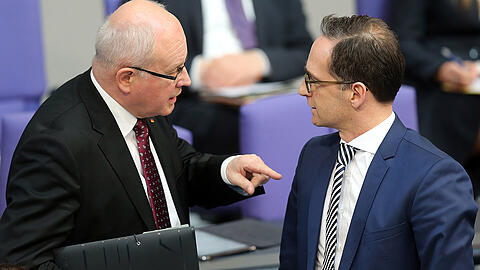 Volker Kauder und Heiko Maas sind sich über die politische Ausrichtung der AfD einig.
